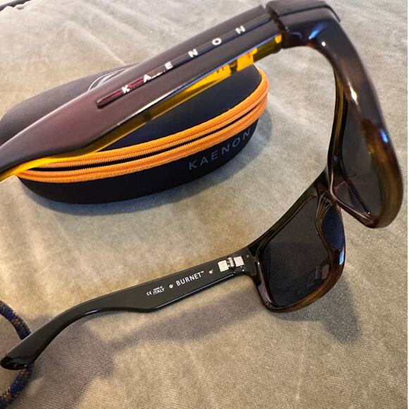 Kaenon Burnet Matte Black Tortoise Polarized Grey Sunglasses Case + Accessories - Picture 4 of 8